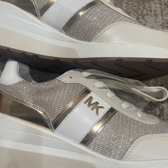 Michael Kors NWOT.5M Glitter Mesh Trainer White Gold Silver - Picture 3 of 7